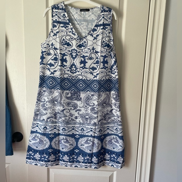 Sleeveless polyester dress - Picture 1 of 2